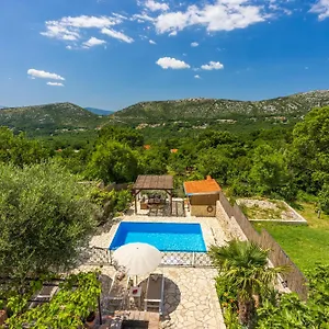 Villa Cocoon - Vacation With Heated Pool & Garden, Bribir (Primorje-Gorski Kotar)