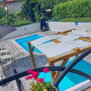 As With Swimming Pool And A Large Yard Apartament